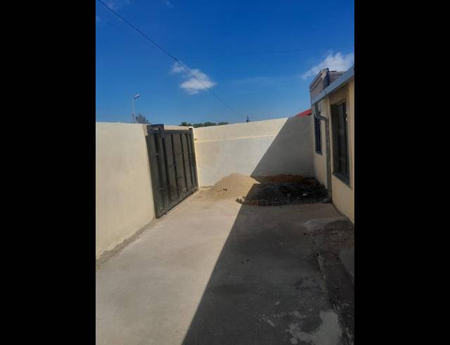 2 BEDROOM HOUSE FOR SALE IN MOFOLO CENTRAL